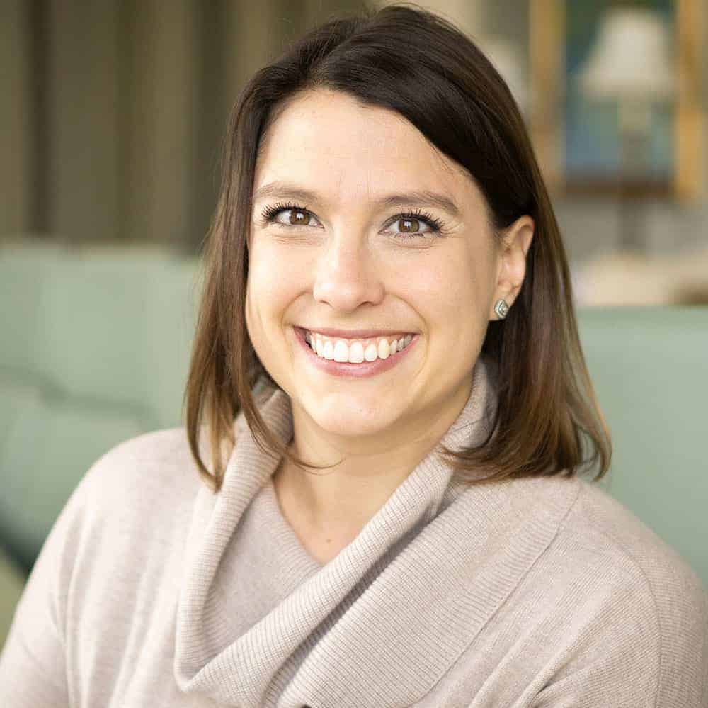 Jenn Topper headshot